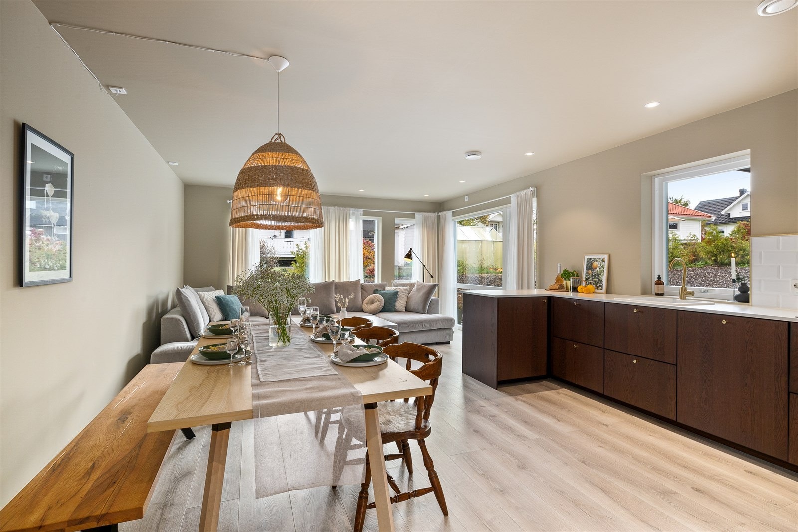 De pene laminatgulvene gir et moderne og tidløst uttrykk, samtidig som de er slitesterke og praktiske. De nøye utvalgte, nydelige fargene på veggene tilfører varme og harmoni til rommet. Galleribilde