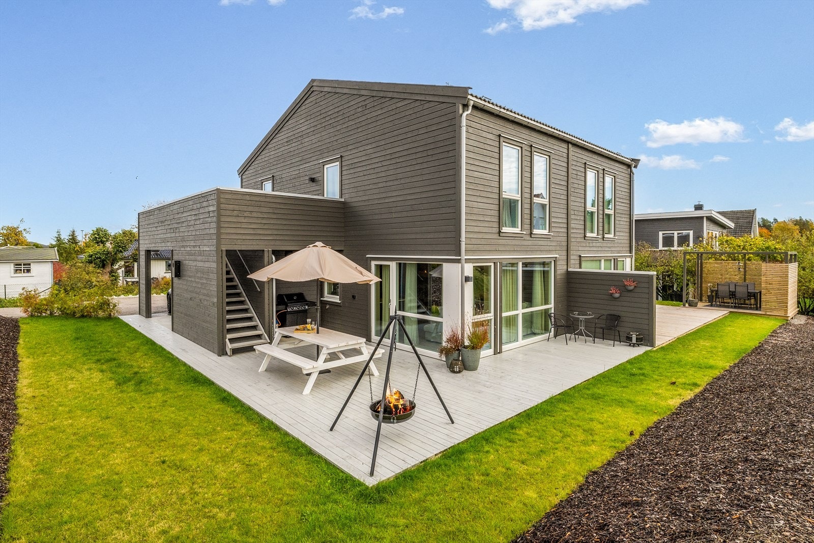 Her kan du flytte rett inn, og nyte dagene både inne og ute. Galleribilde