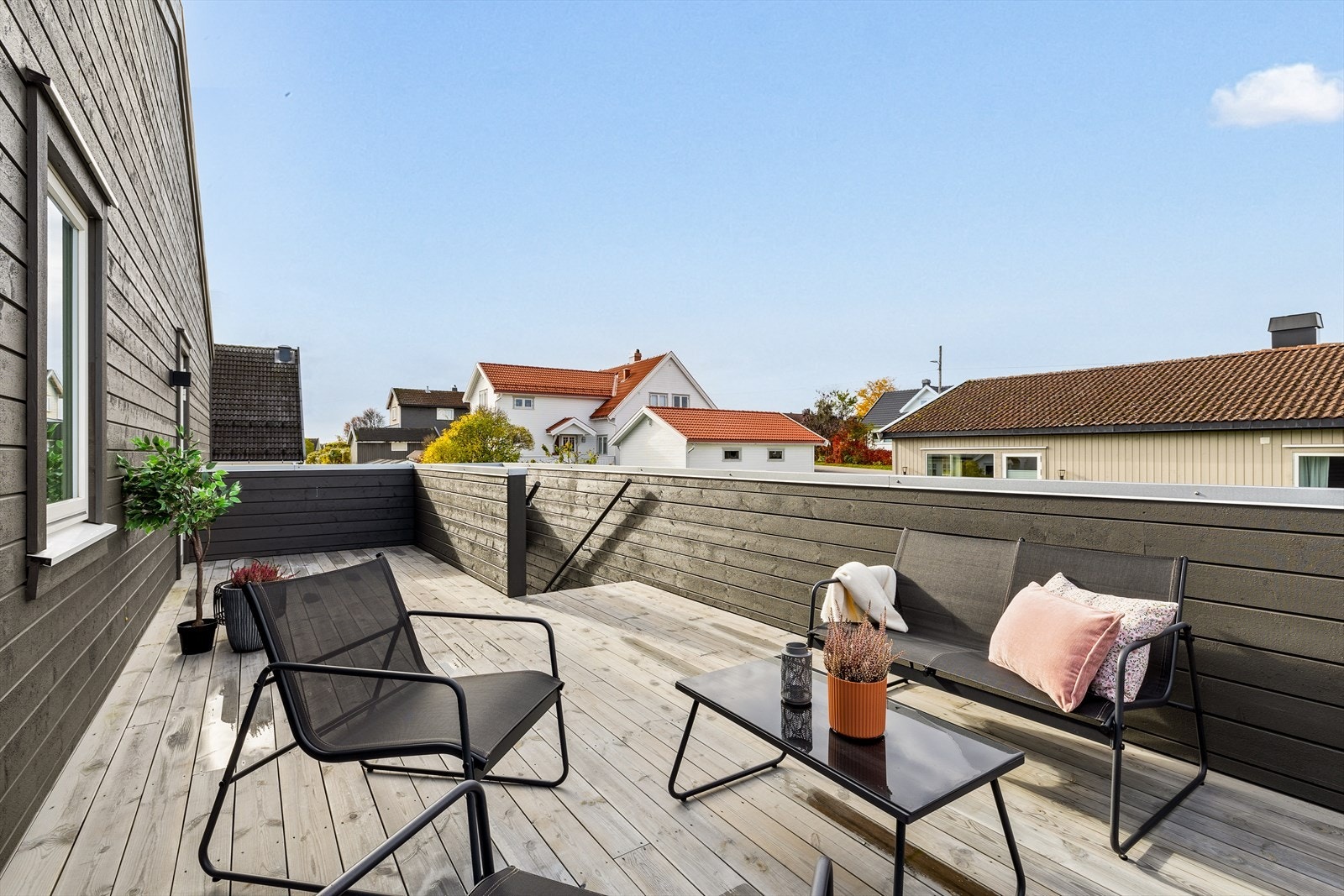 Den skjermede terrassen i 2. etasje gir deg en privat og fredelig uteplass med god utsikt. Galleribilde