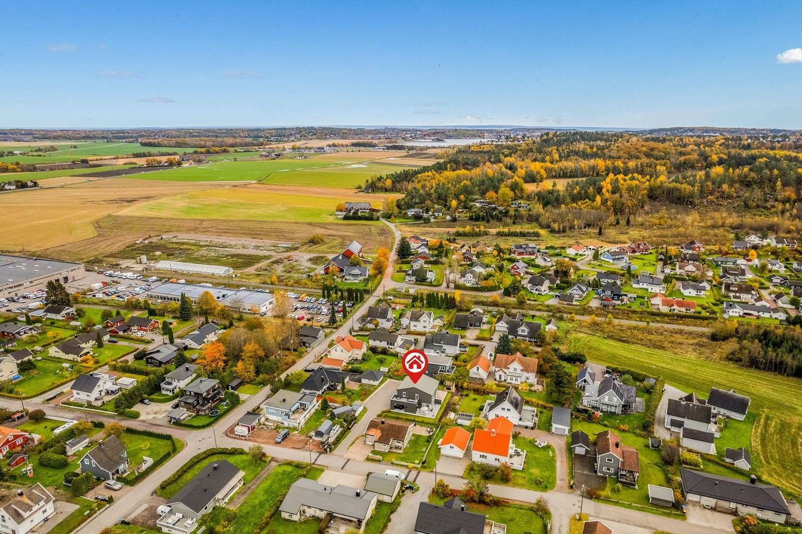 En ypperlig beliggenhet for deg som ønsker å bo veldig sentralt med gangavstand og flotte tur- og rekreasjonsområder i umiddelbar nærhet. Galleribilde