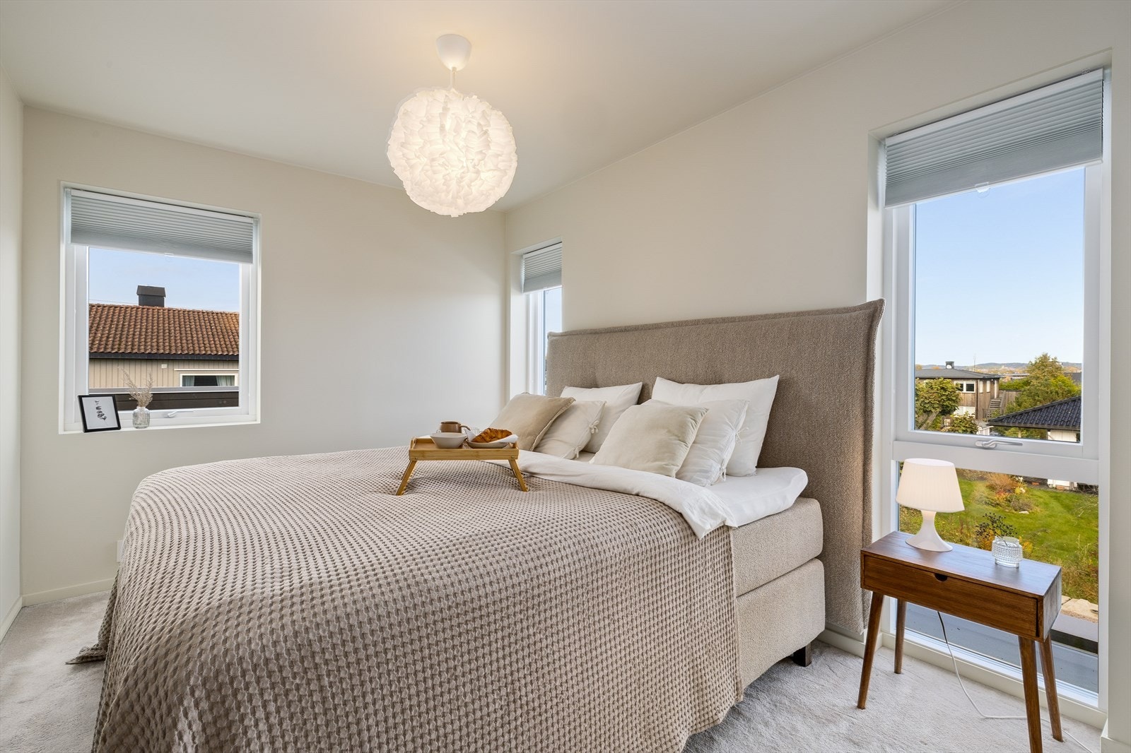 Hovedsoverommet er romslig og innbydende, med god plass til både dobbeltseng og nattbord. Galleribilde