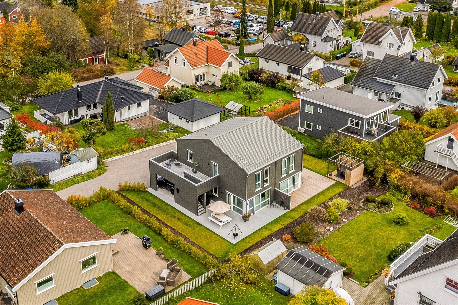 Tomten er møysommelig opparbeidet med variert beplantning som skaper en vakker ramme rundt eiendommen. Gårdsplassen er gruset og gir god plass til parkering. Galleribilde