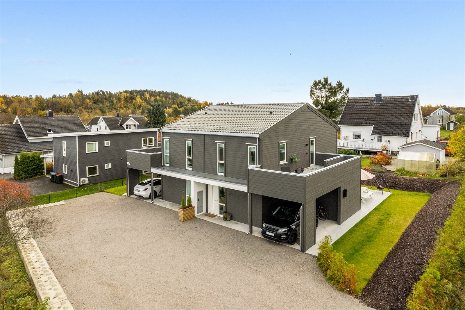 Denne lekre og moderne boligen har en gjennomført stil med tidløse detaljer og smarte løsninger. Galleribilde