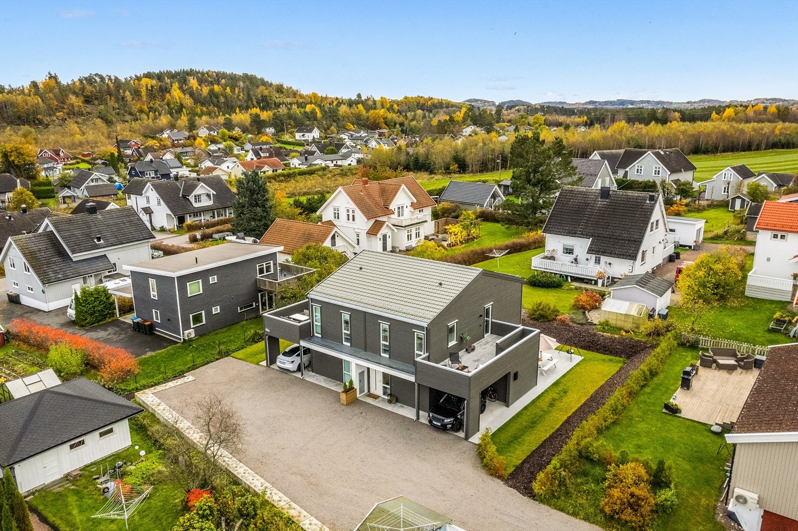 Nyere og moderne bolig som tilbyr en kombinasjon av stilfull design, høy standard og funksjonalitet. Galleribilde