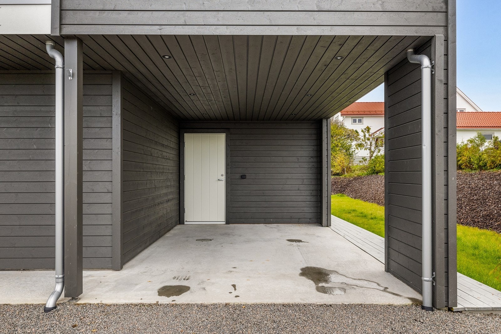 Romslig bod i bakkant av carporten. Galleribilde