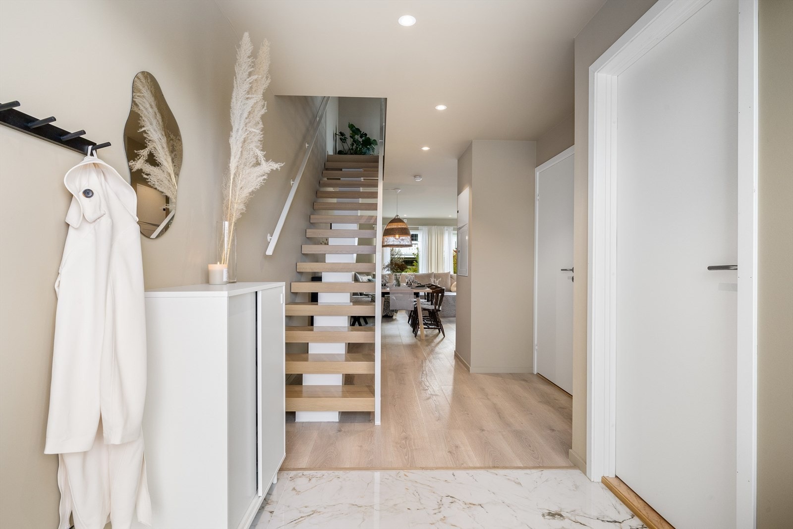 Den innvendige trappen er ikke bare en funksjonell del av boligen, men også et flott møbel som tilfører karakter og stil til hjemmet. Den er gjennomtenkt utformet og tilpasset boligens interiør, noe som gjør den til et naturlig blikkfang. Galleribilde