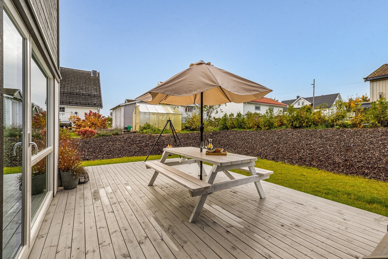Herlig, solrik terrasse hvor du kan lene deg tilbake og nyte de vakreste solfylte dagene - enten det er til morgenkaffen eller lange, avslappende sommerkvelder. Galleribilde