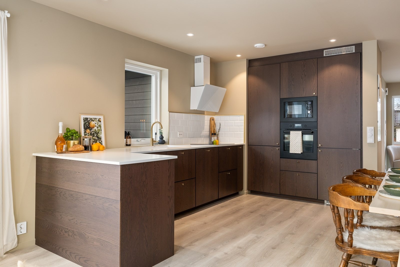 De stilrene frontene, kombinert med moderne hvitevarer og smarte løsninger, gjør dette til et kjøkken hvor funksjonalitet og design går hånd i hånd. Galleribilde