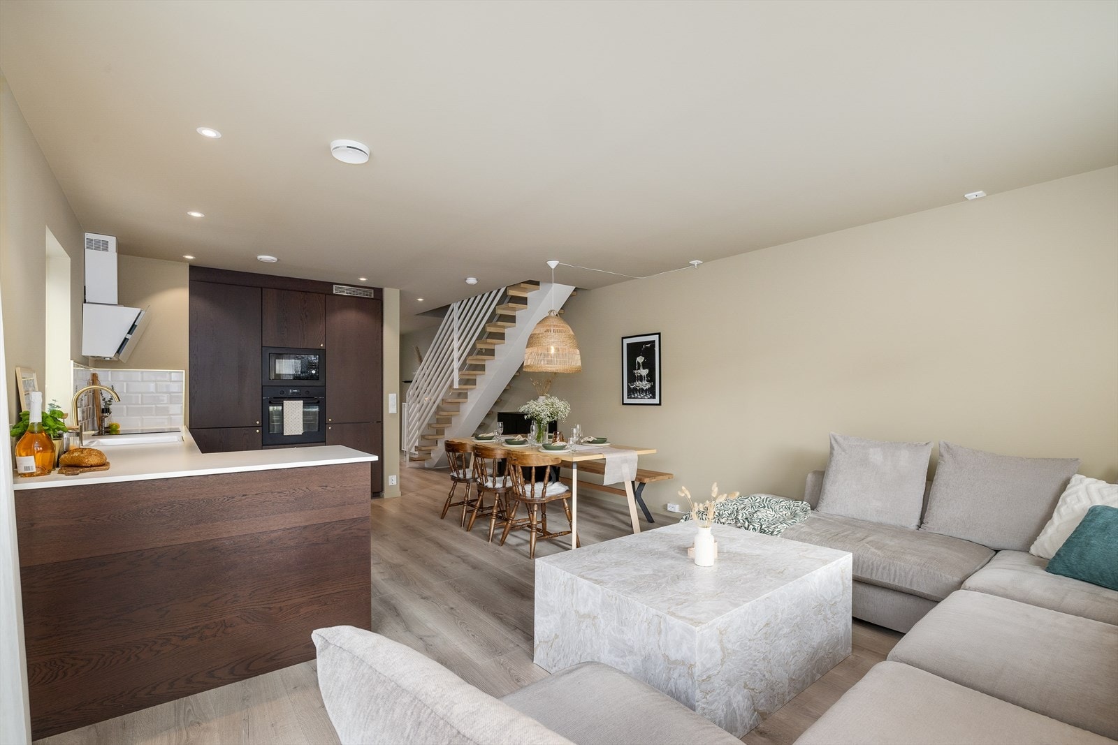 Stuen er smart delt inn i to funksjonelle soner, noe som skaper en hyggelig og gjennomtenkt atmosfære. Den romslige spiseplassen har god plass til gjester og er perfekt for sosiale sammenkomster og familiemiddager. Galleribilde