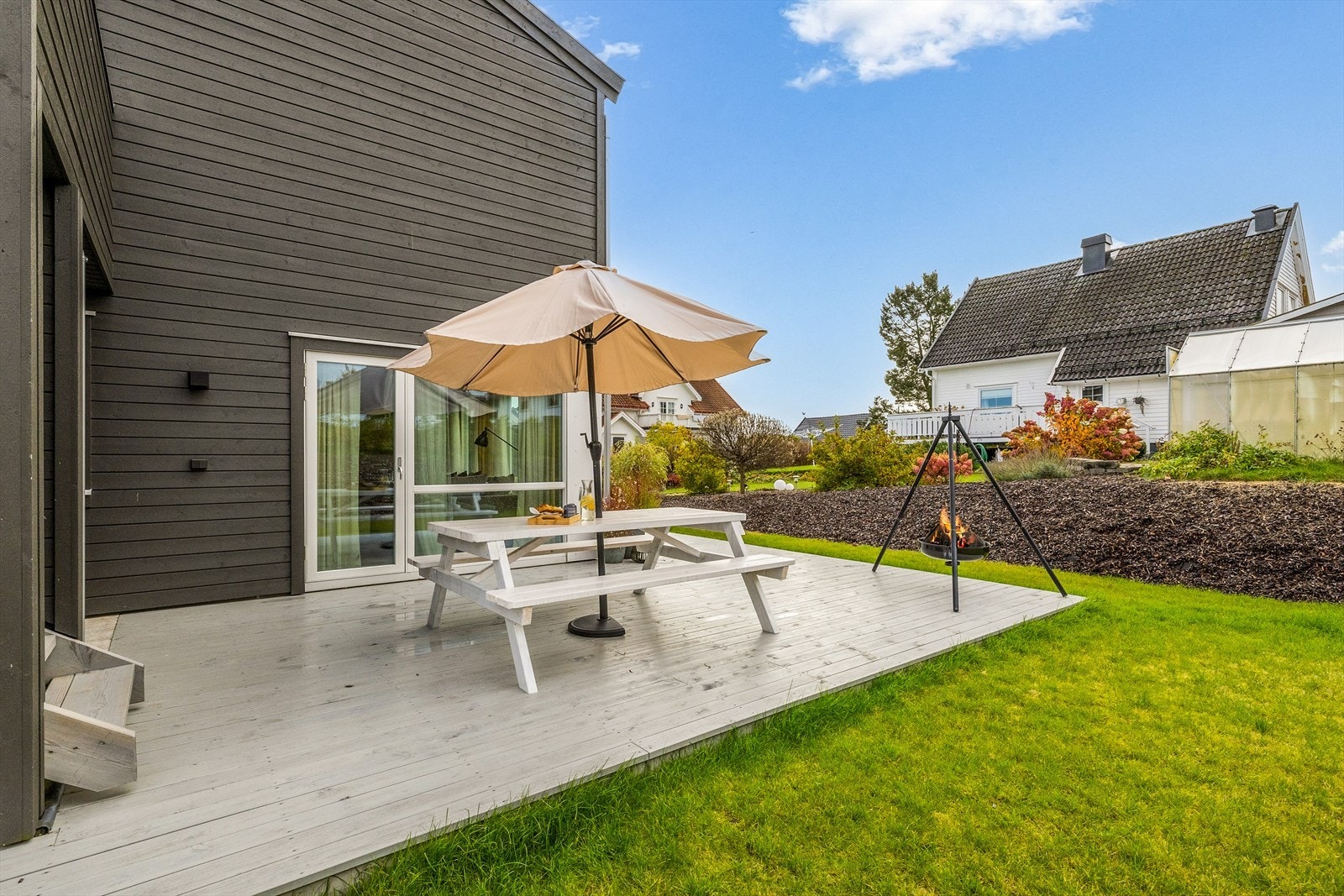 De gode solforholdene på eiendommen gjenspeiles i de gjennomtenkte terrasseløsningene og det velutformede utemiljøet, som gir optimale muligheter for både avslapning og sosiale sammenkomster. Galleribilde