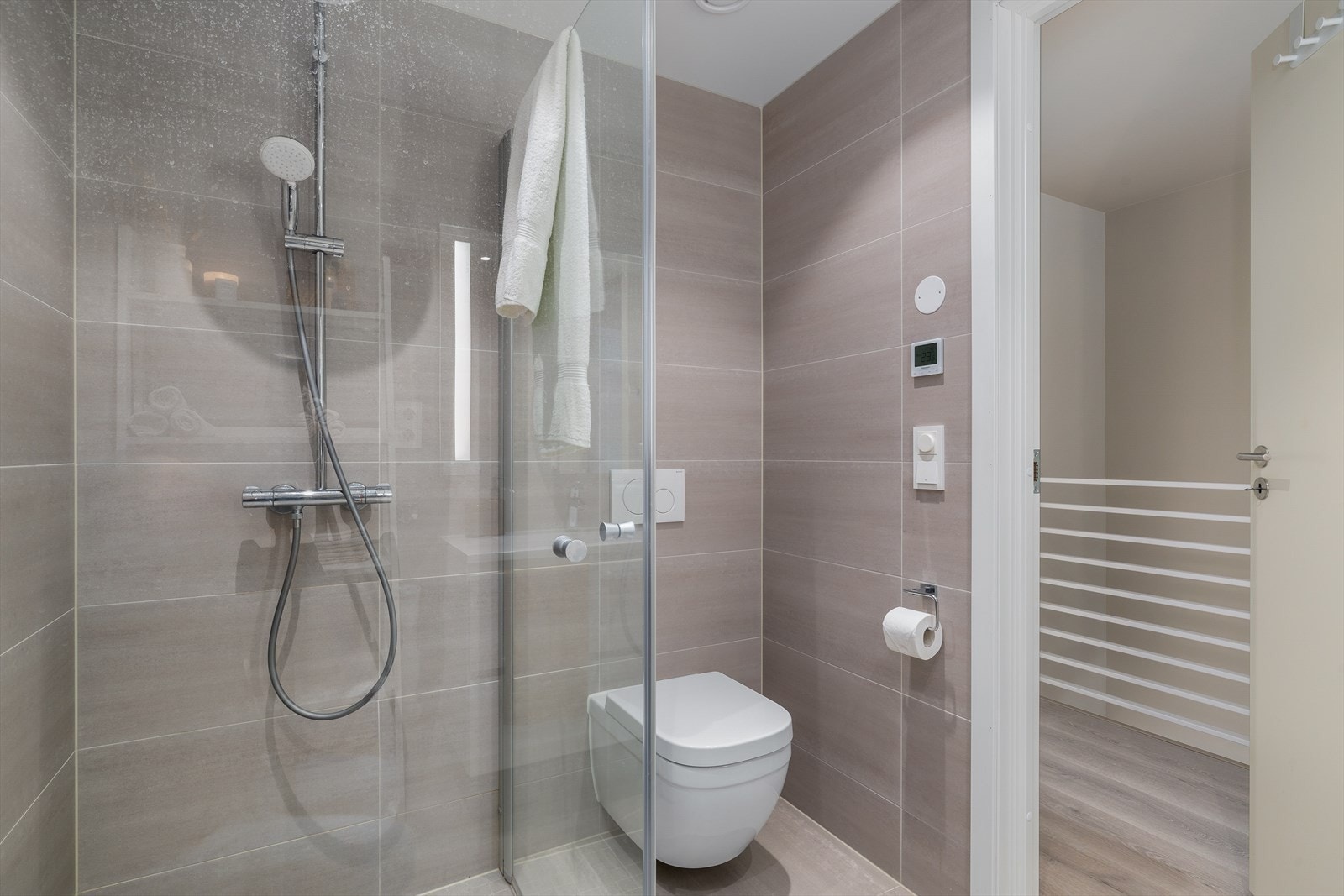 Boligen er praktisk innredet med to baderom - ett i 1. etasje og ett i 2. etasje. Dette gir ekstra komfort for både småbarnsfamilier og gjester, samtidig som det skaper en fleksibel og funksjonell hverdag. Galleribilde