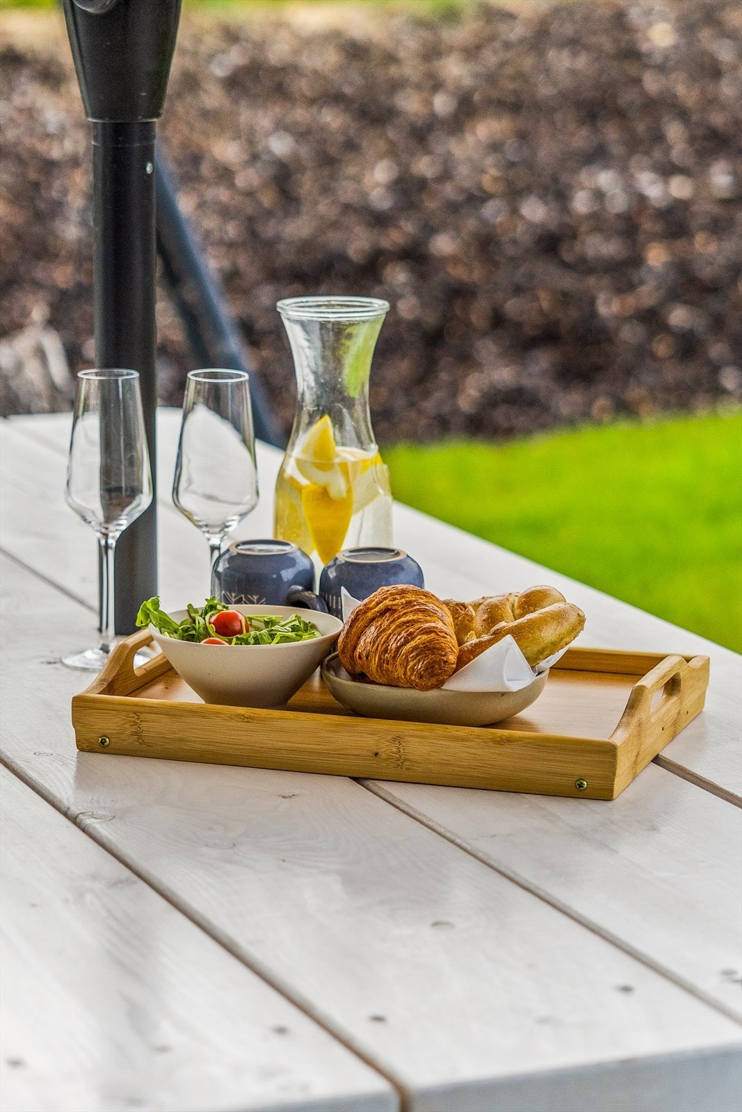 Med solen som skinner over uteplassen, kan du nyte varme solstråler og en avslappende atmosfære - perfekt for rolige morgener med kaffe eller lange, hyggelige sommerkvelder. Galleribilde