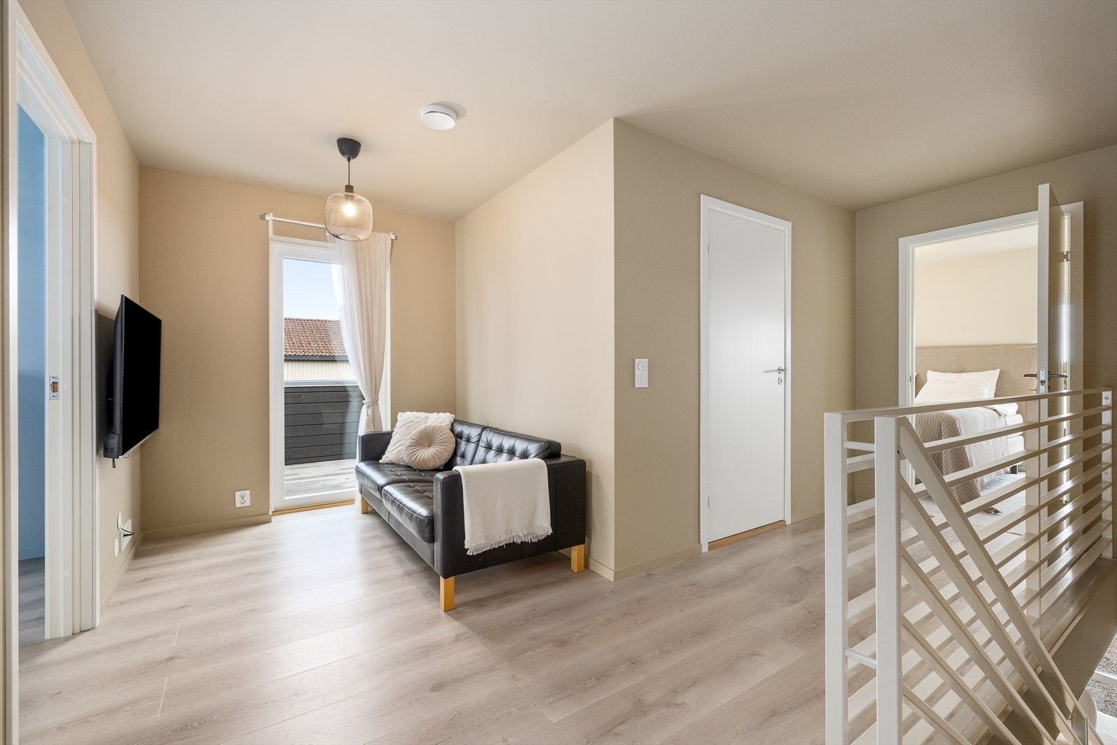 Den lille TV-kroken er et koselig sted for avslapning, perfekt for en rolig kveld med favorittserien på skjermen. Galleribilde