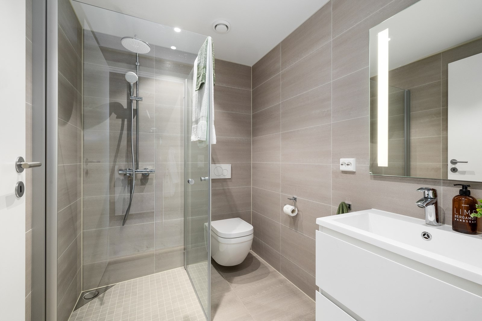 Det lekre og delikate baderommet imponerer med sitt moderne design og harmoniske fargevalg. De stilrene, moderne fargene gjør det rolig og elegant , mens smarte løsninger og kvalitetsmaterialer gir både funksjonalitet og estetikk. Galleribilde