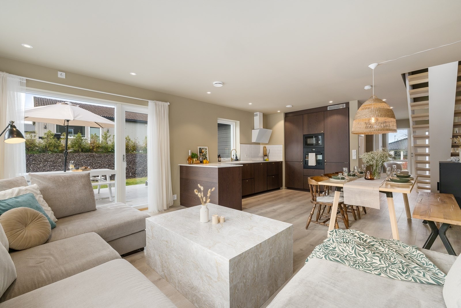 Lekker stue og kjøkken i åpen løsning som skaper en romslig og sosial atmosfære. Galleribilde