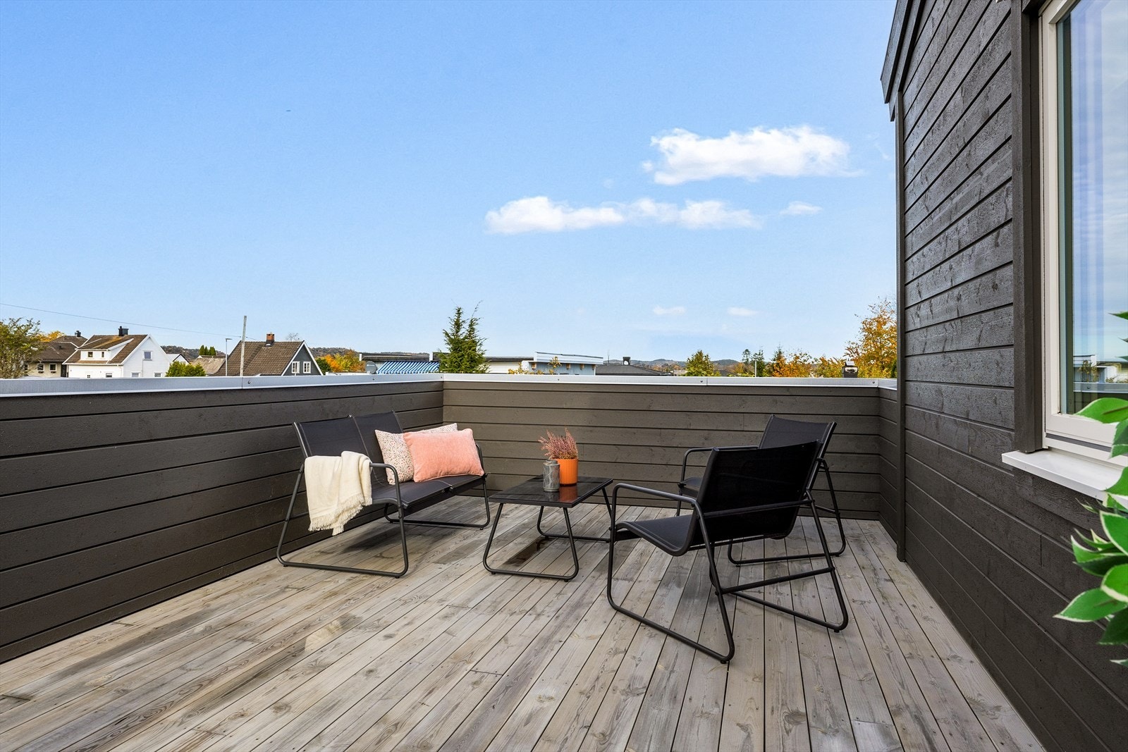 Med sin gjennomtenkte plassering er terrassen både solrik og skjermet for innsyn, noe som skaper en lun og avslappende atmosfære. Galleribilde