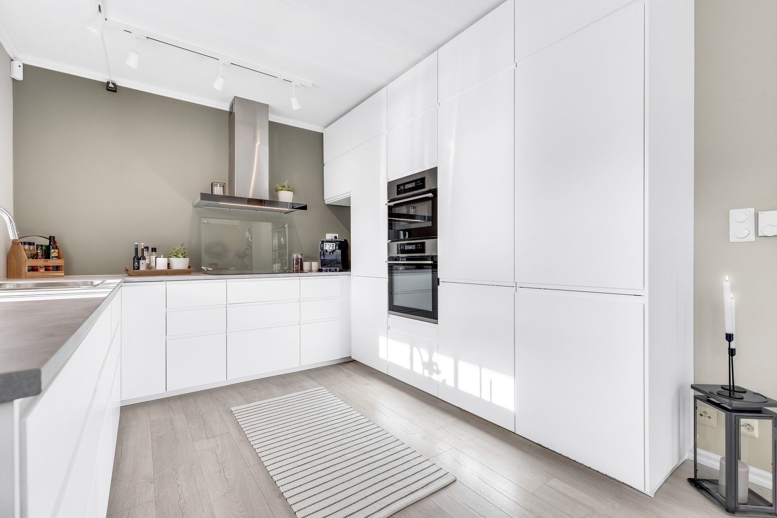 Svært flott kjøkken fra 2018 med integrerte hvitevarer med mye skap- og benkeplass. Galleribilde