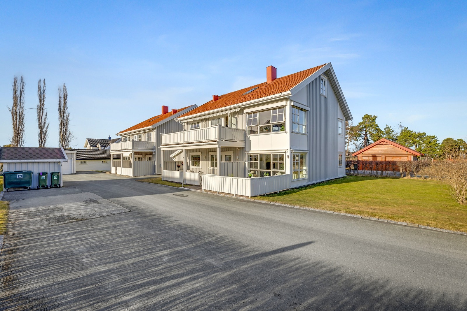 Boligen er omkranset av en grønn felles hage. Egen utvendig sportsbod på ca. 5,5 kvm. Boligen disponerer to parkeringsplasser på sameiets tomt. Galleribilde