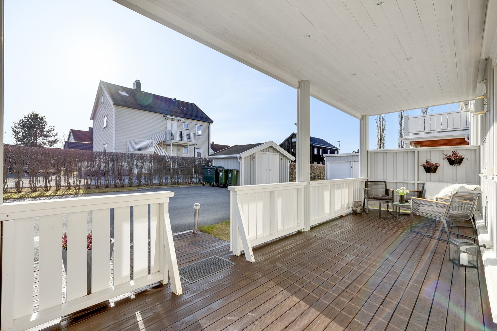 Sørvestvendt terrasse med glimrende solforhold fra formiddag til sen kveld på sommerstid. Galleribilde