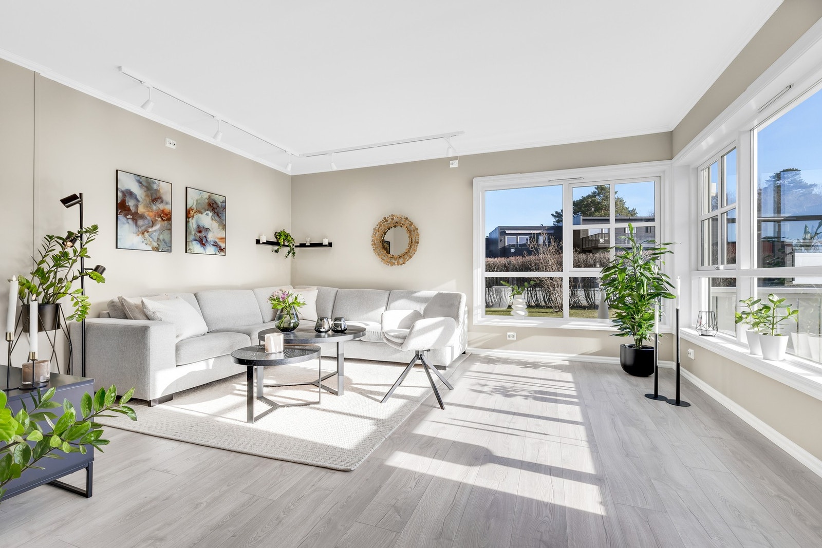 Rikelig med naturlig lysinnslipp fra de store vindusflatene. Det er motoriserte zip screens på stuevinduene (fra 2018). Galleribilde