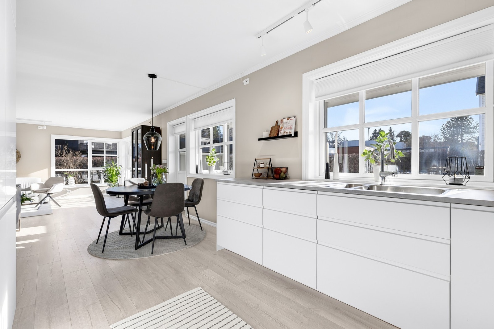 Det er lagt moderne 1-stavs gulv. Det gode lysinnslipp bidrar til en lett og luftig atmosfære i hele boligen. Galleribilde