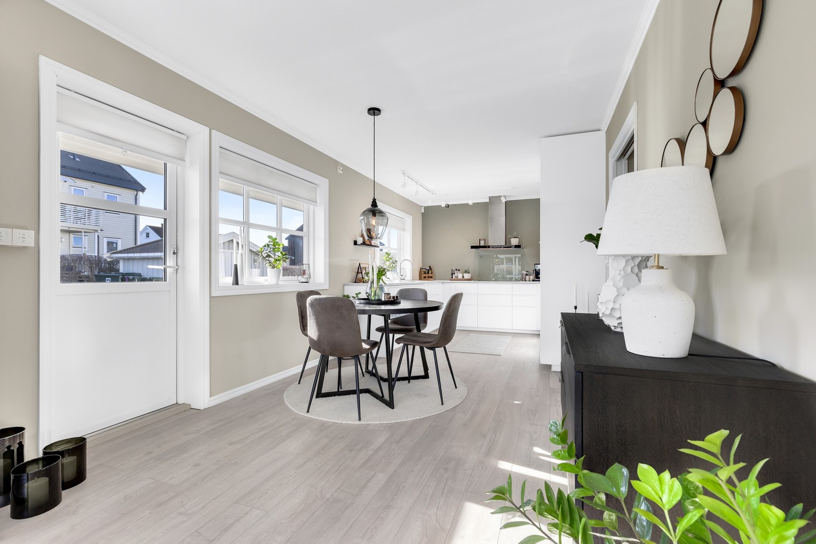 God plass til spisebord i overgang til kjøkkenet. Utgang til terrasse. Galleribilde