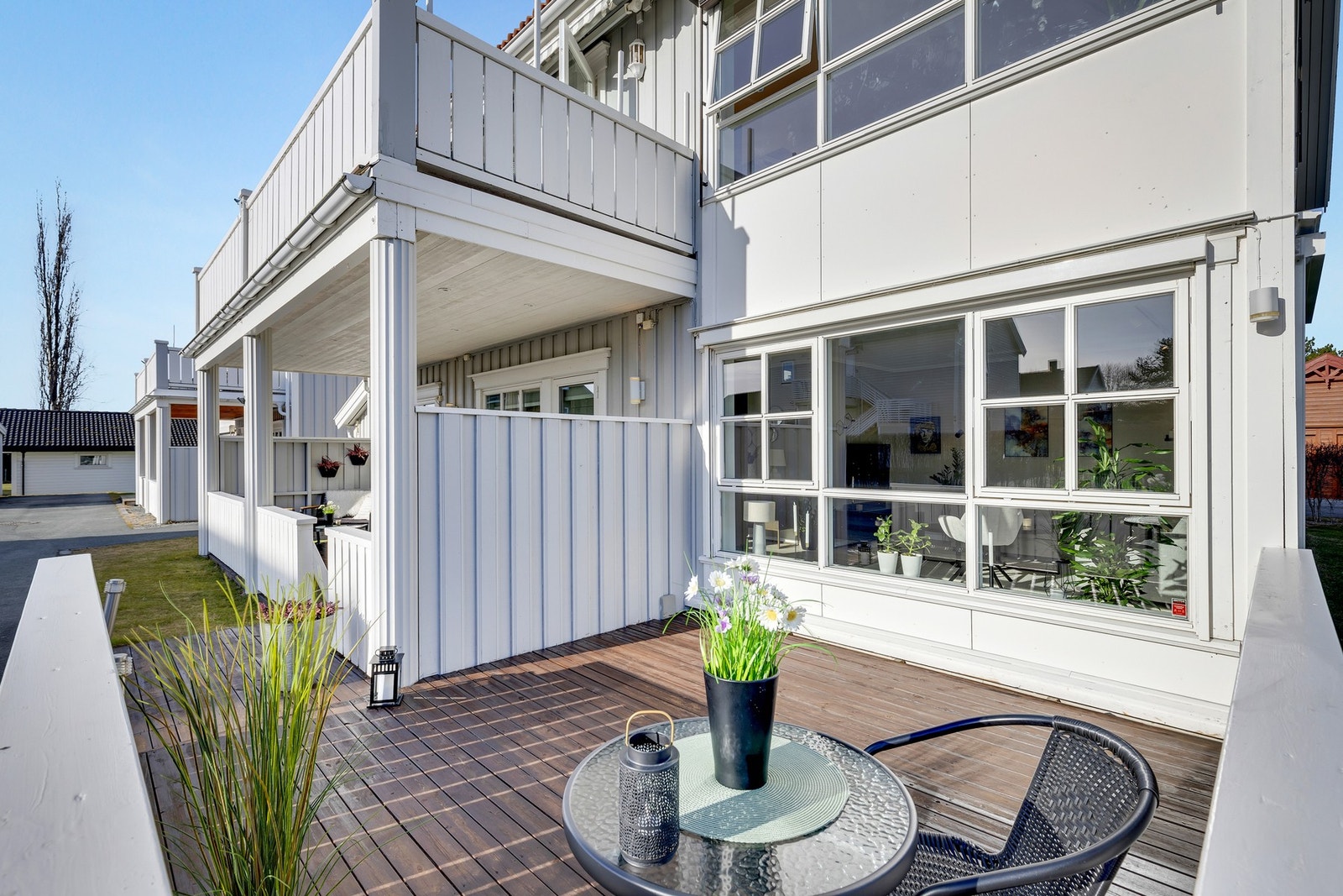 Det er også etablert en utvidelse av terrassen like ved, og totalt har du 32 kvm boltreplass her. Galleribilde