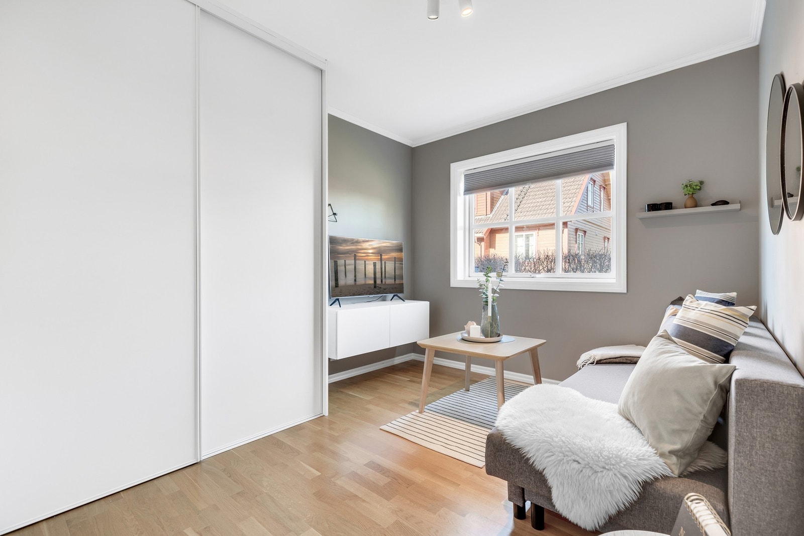 De to øvrige soverommene er begge på ca. 10 kvm. Dette rommet med skyvedørsgarderobe. Galleribilde