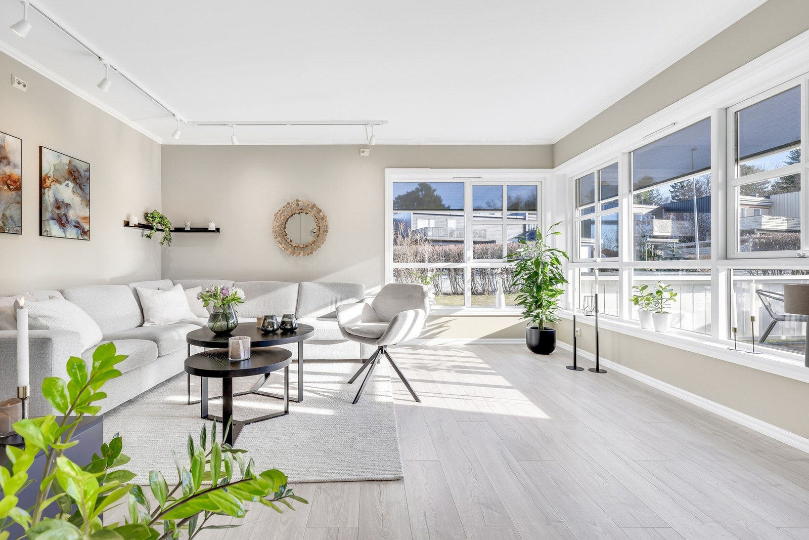 EiendomsMegler 1 v/Frank Robert Bae har gleden av å presentere en tiltalende horisontaldelt tomannsbolig beliggende på populære Charlottenlund. Galleribilde