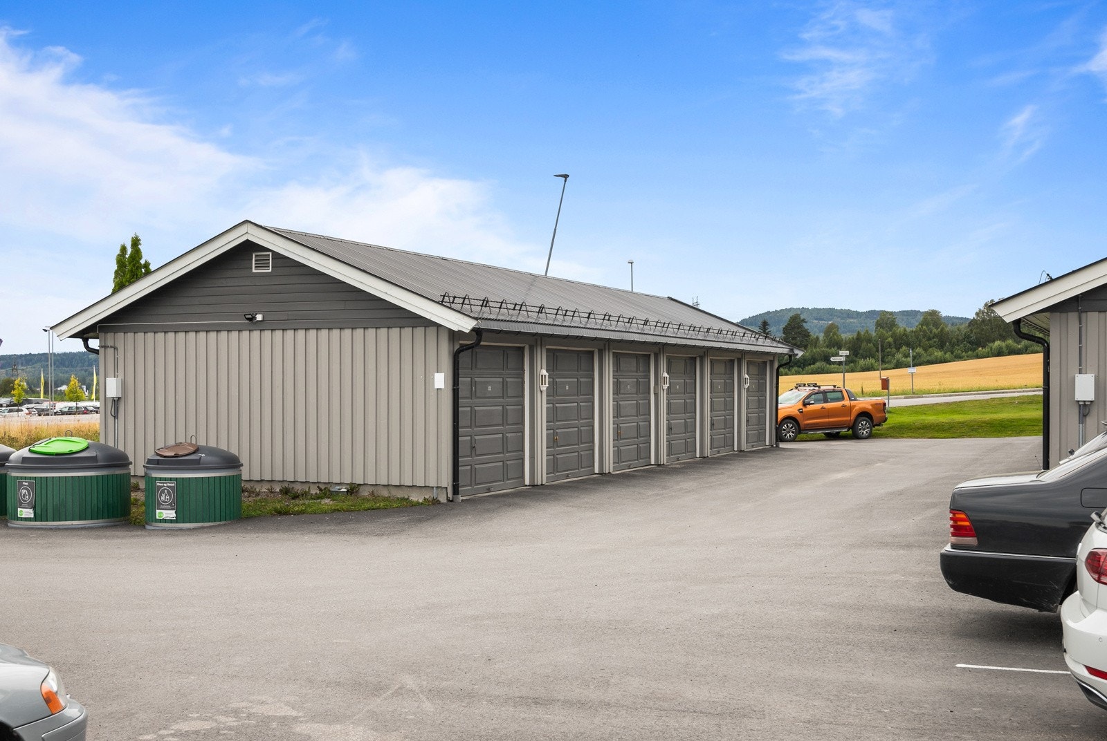 Egen biloppstillingsplass i felles garasjerekke. Galleribilde