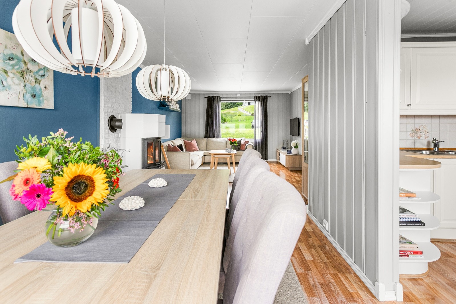 Boligen er elektrisk oppvarmet kombinert med vedfyring og luft-til-luft varmepumpe. Galleribilde