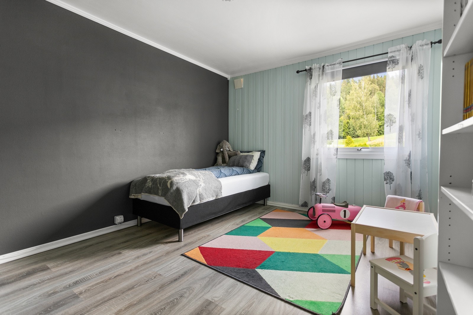Soverom nr. 2 har en god størrelse med plass til stor seng, nattbord, kommode eller skap. Galleribilde