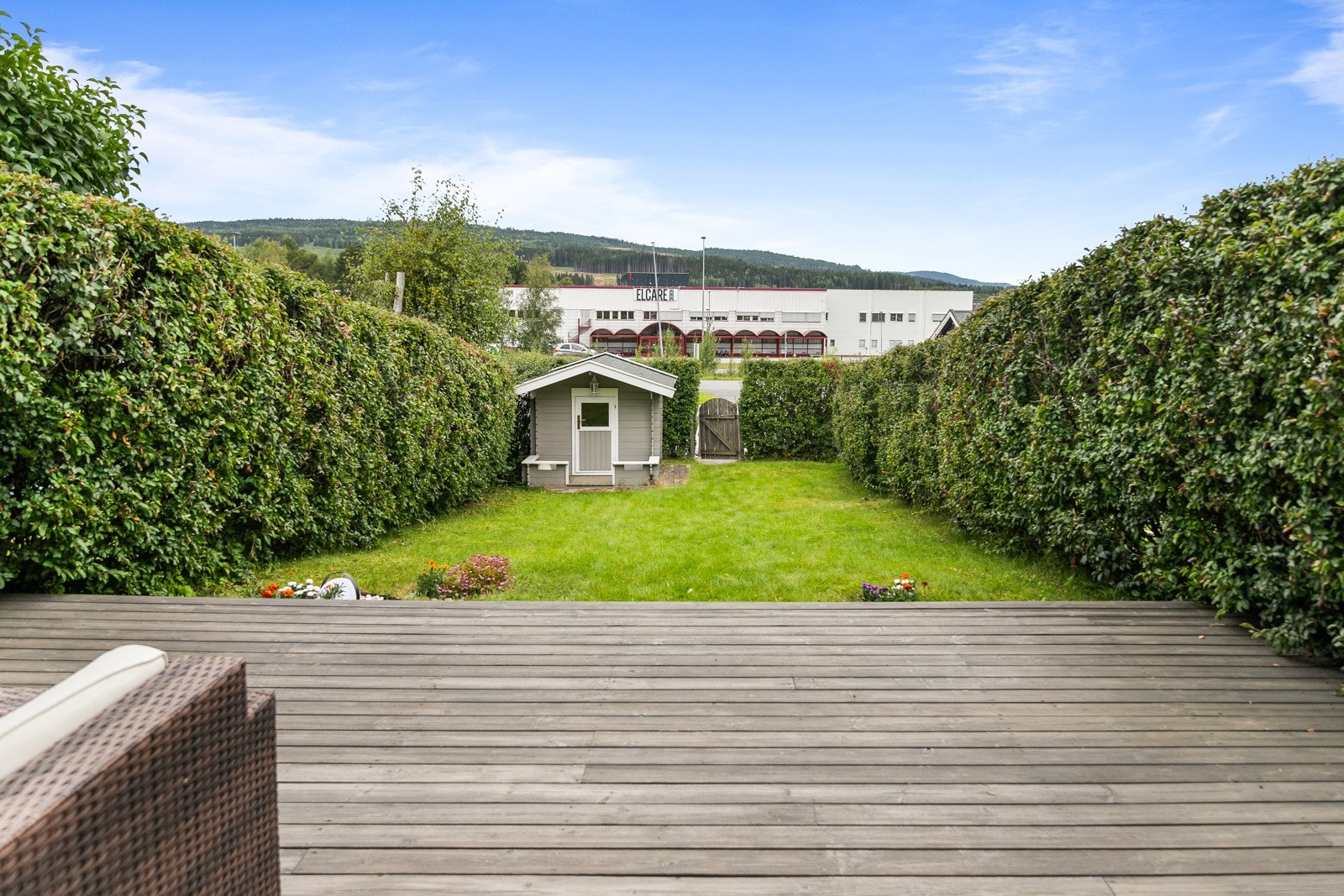 Skjermet hage, perfekt for soling, lek og moro. Hagen er den perfekte plassen for både to- og firebente! Galleribilde