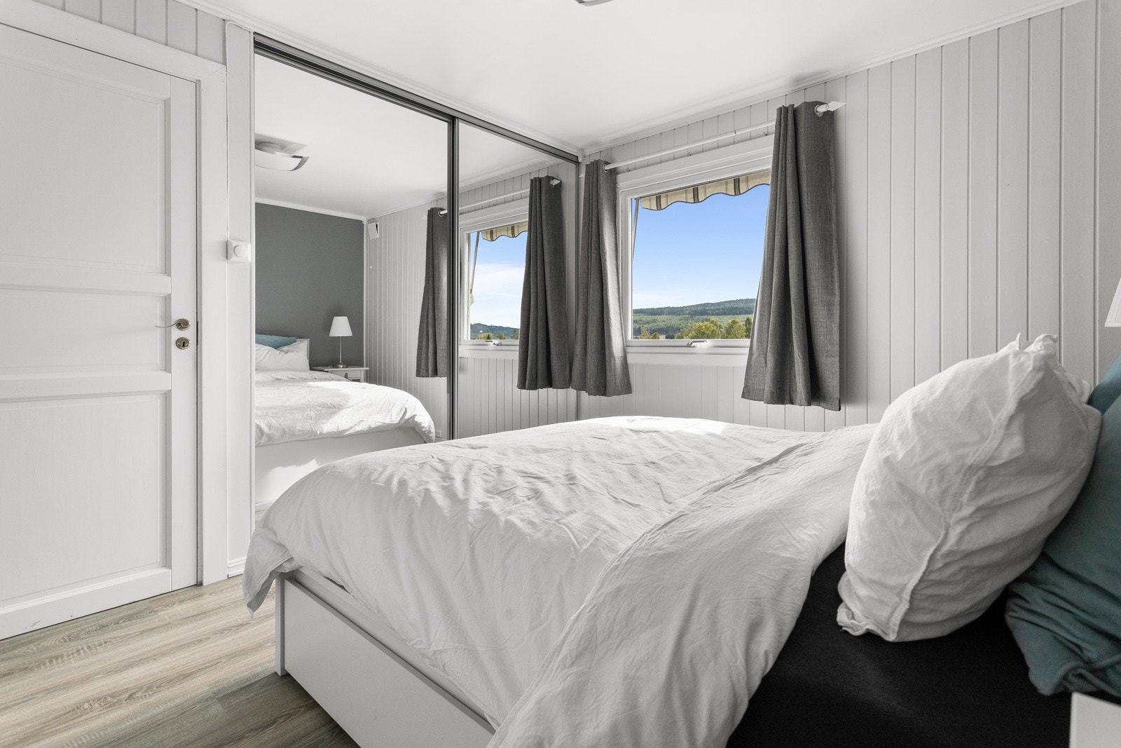 Soverommet har en romslig skyvedørsgarderobe for oppbevaring av tøy og diverse. Galleribilde