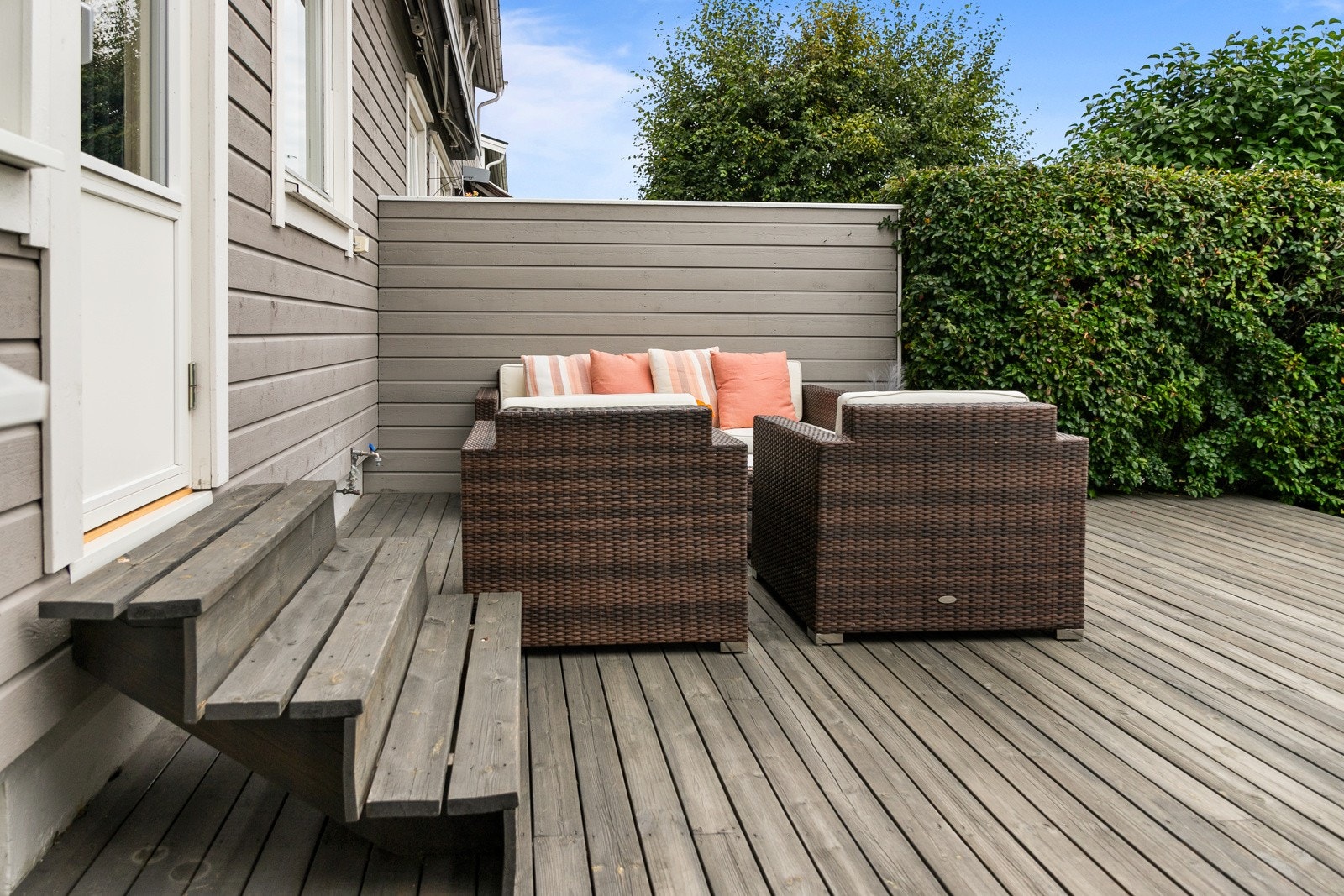 Fra stuen har du adkomst til en flott terrasse og hagedel! Galleribilde
