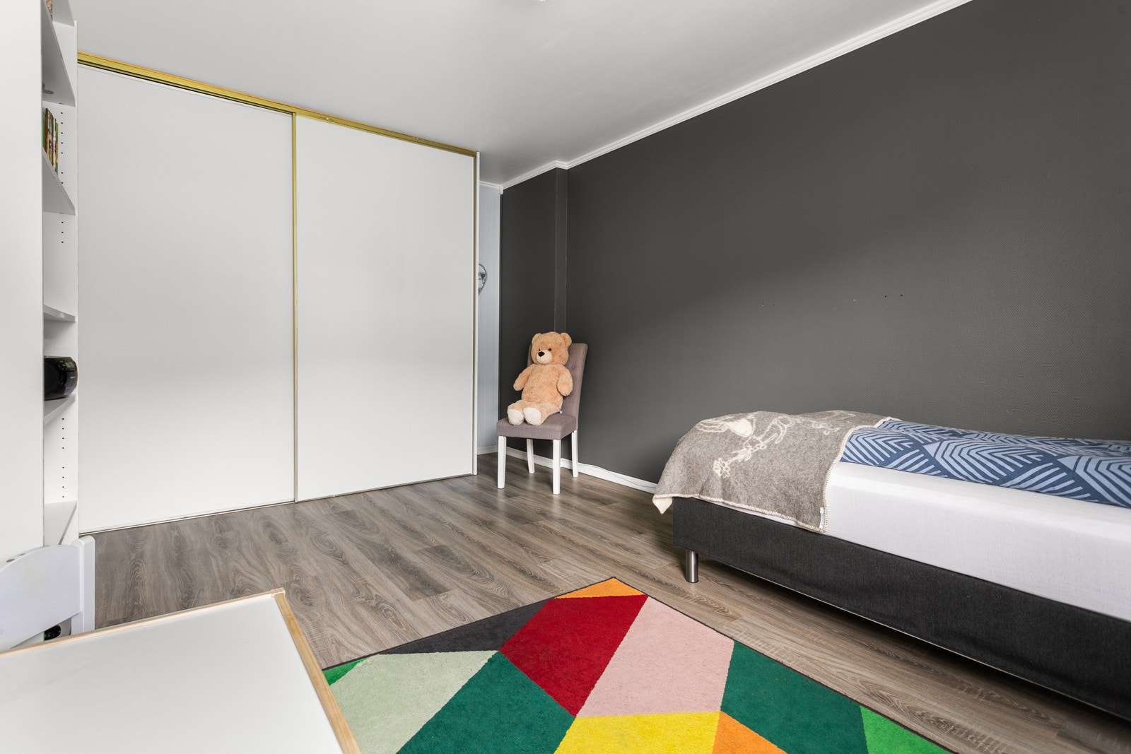 Soverommet har en romslig skybedørsgarderobe for oppbevaring av tøy, leker og diverse. Galleribilde