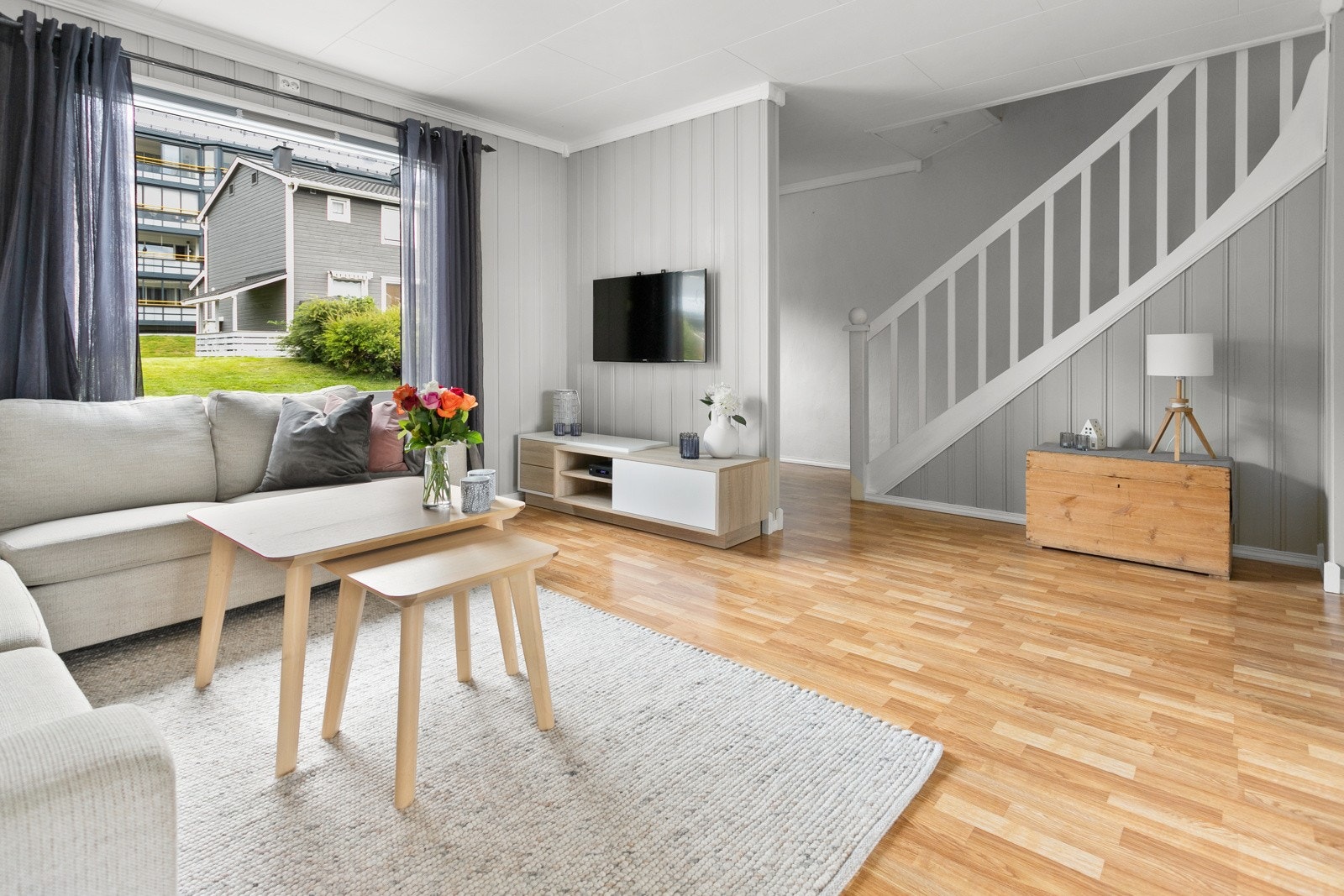 Her har du plass til en stor sofa, samt tilhørende møblement som stuebord, tv- og benk. Galleribilde