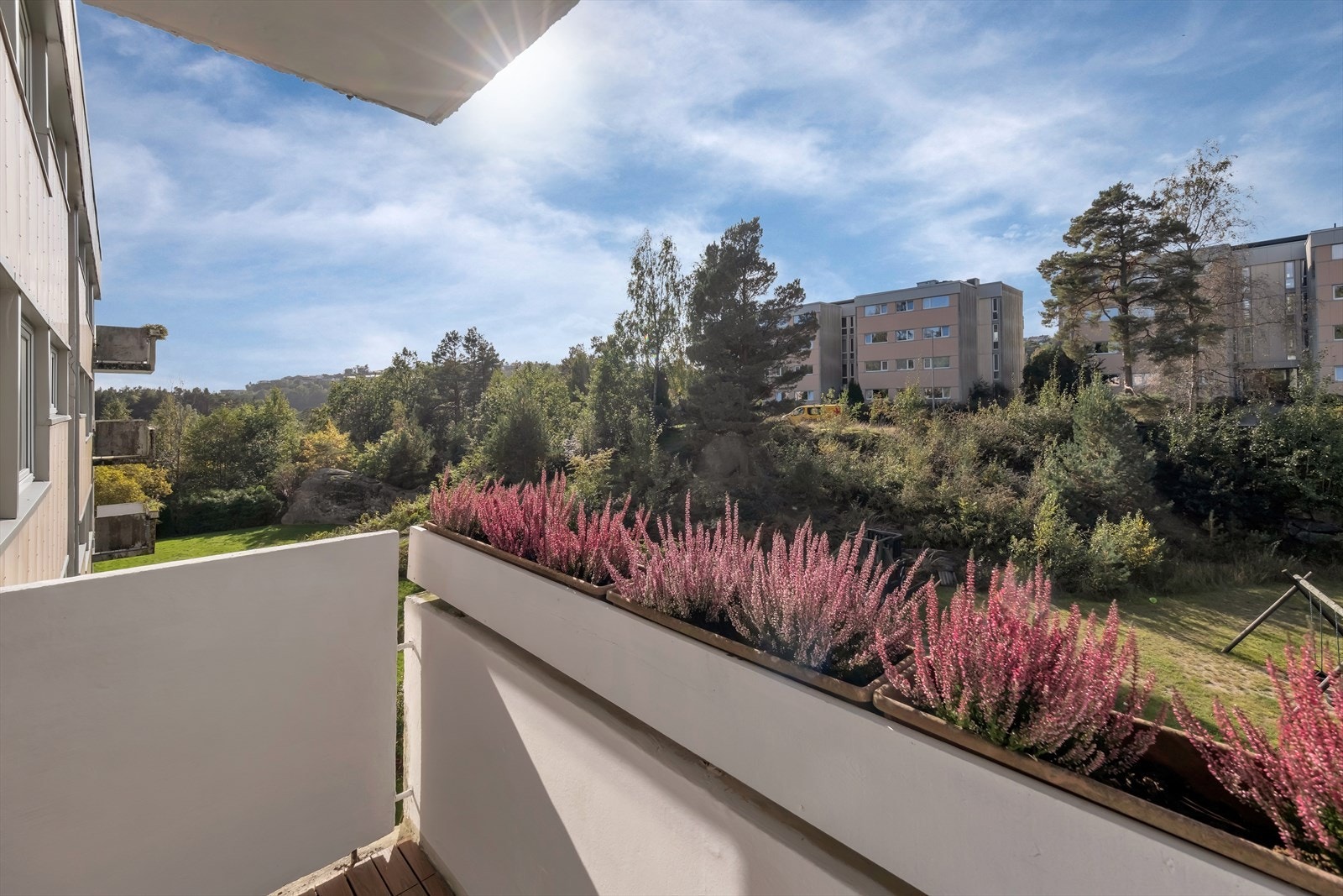 Hyggelig balkong med fin utsikt over nabolaget og grøntområde Galleribilde