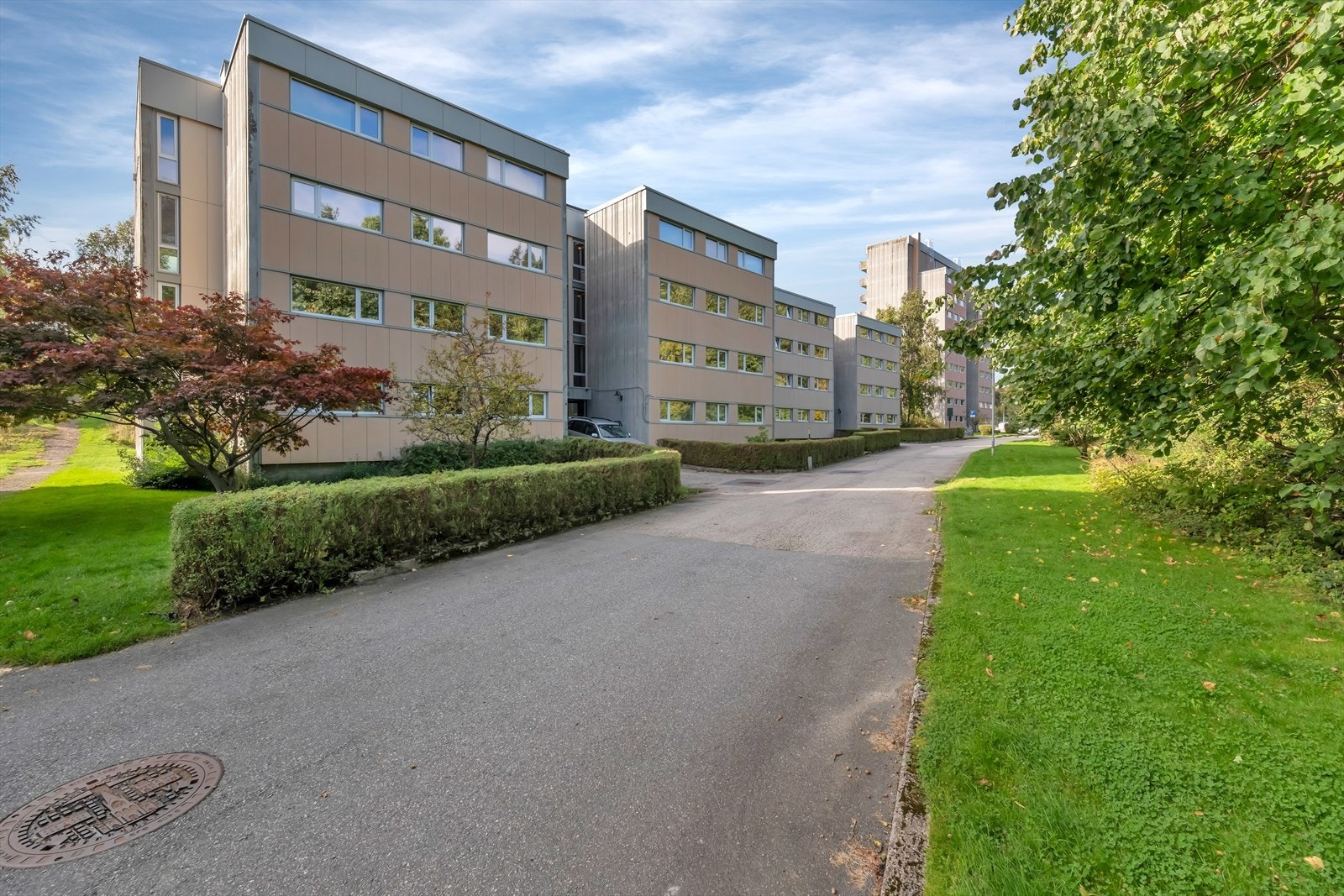 Fast biloppstillingsplass med mulighet for el-bil lader gjennom borrettslaget Galleribilde