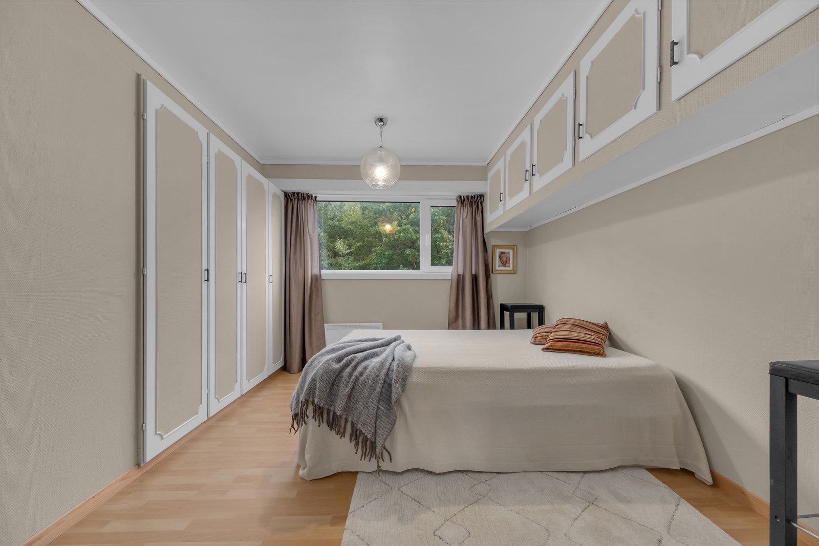 Her er det god plass til seng, nattbord og annet møblement Galleribilde