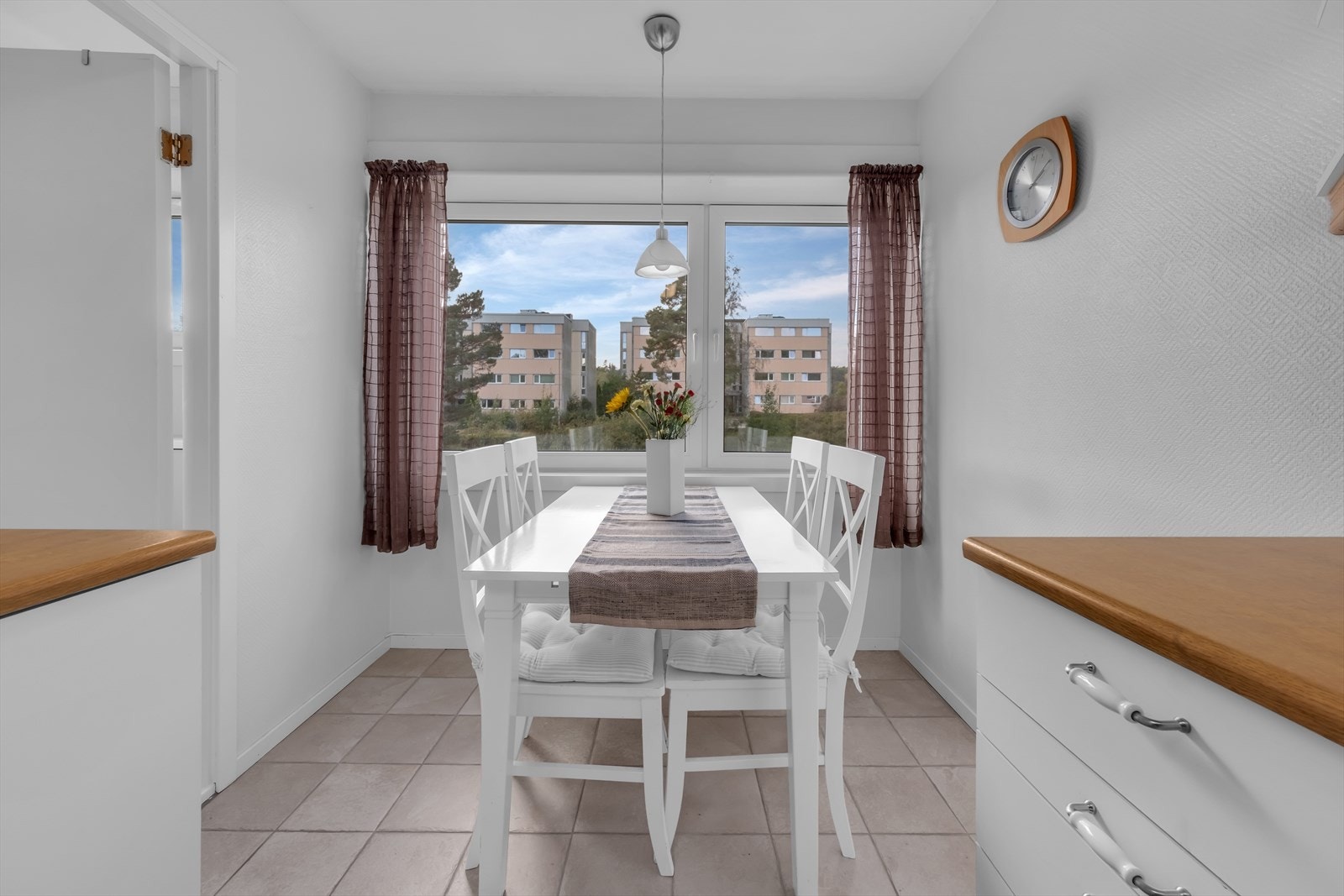 Plass til å innrede med spisebord og tilhørende stoler Galleribilde