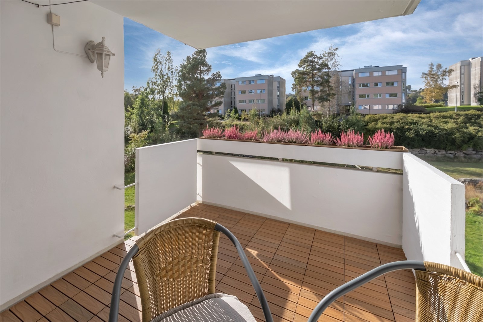 Hyggelig balkong med mulighet til å møblere med utemøbler og beplantning Galleribilde