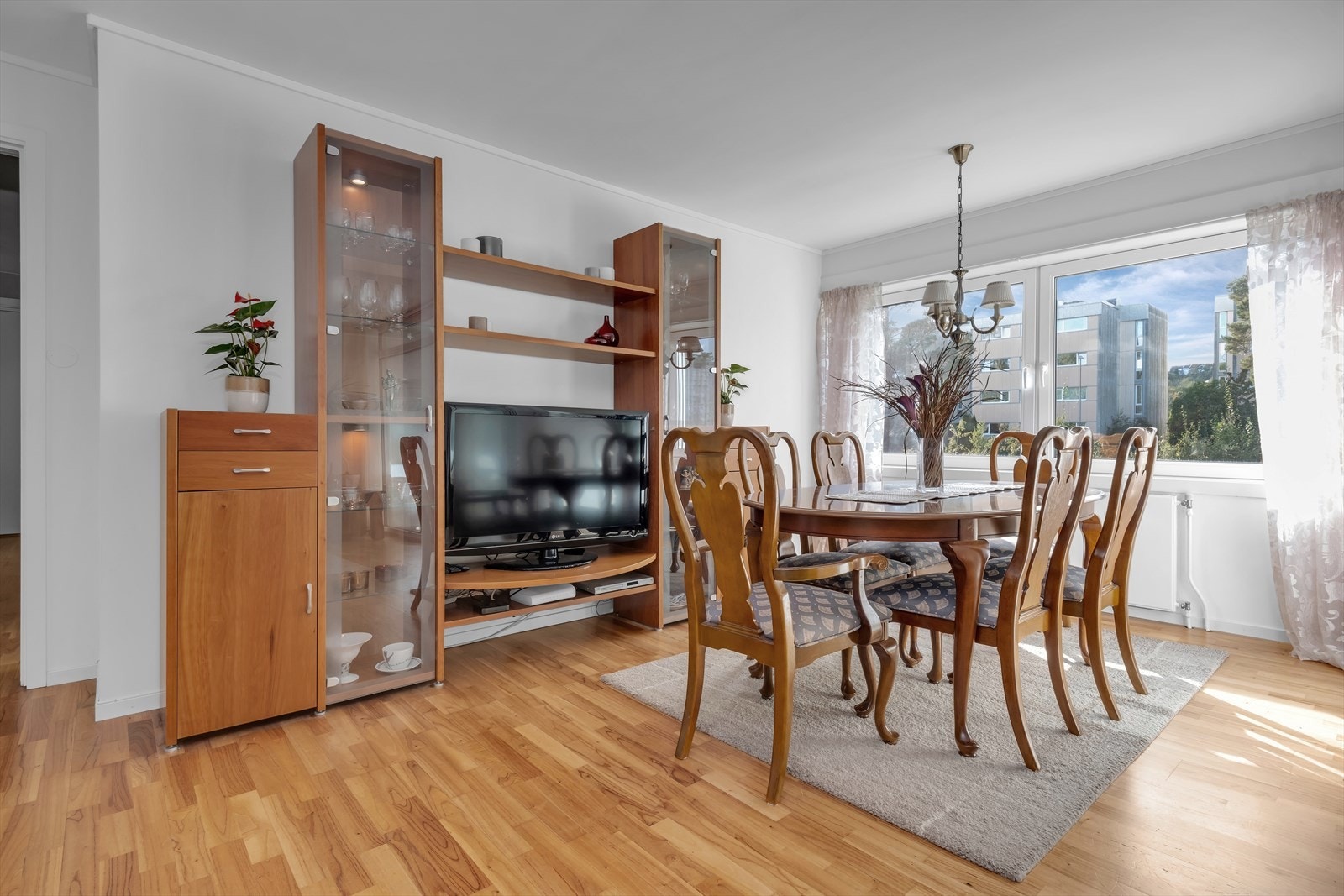 Store vindusflater sørger for rikelig med naturlig lysinnslipp og skaper en hyggelig atmosfære Galleribilde