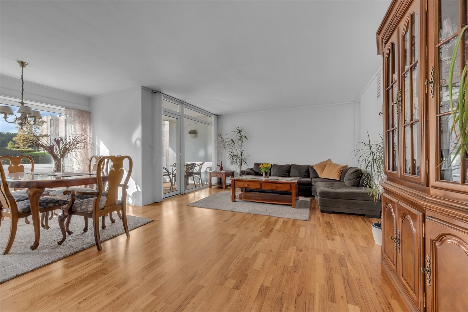 Innbydende stue med parkettgulv og lyse farger på veggene Galleribilde