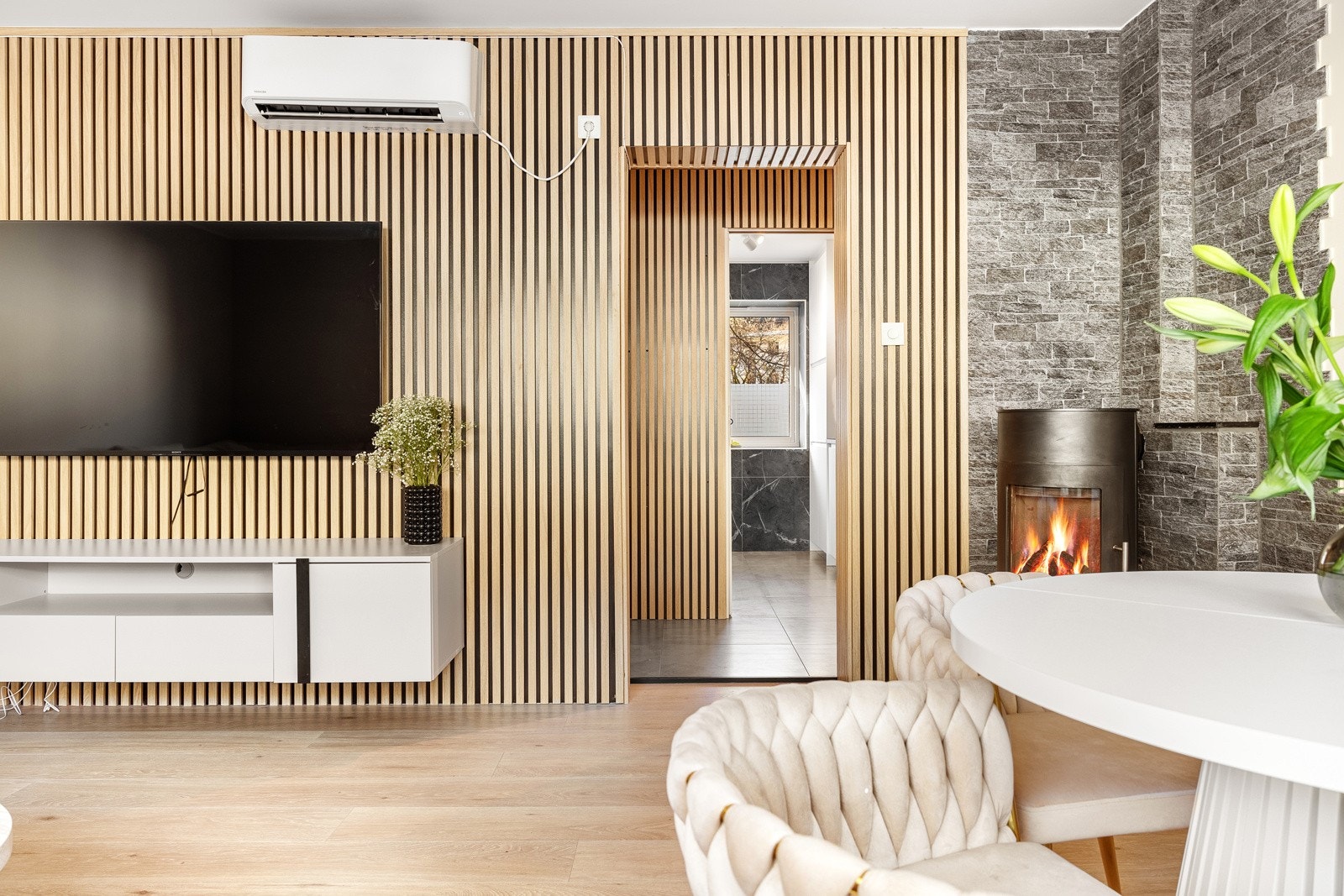 Kjernen i leiligheten består av en stor og luftig stue på ca. 19,4 kvm med 1-stavs laminat på gulv. Galleribilde
