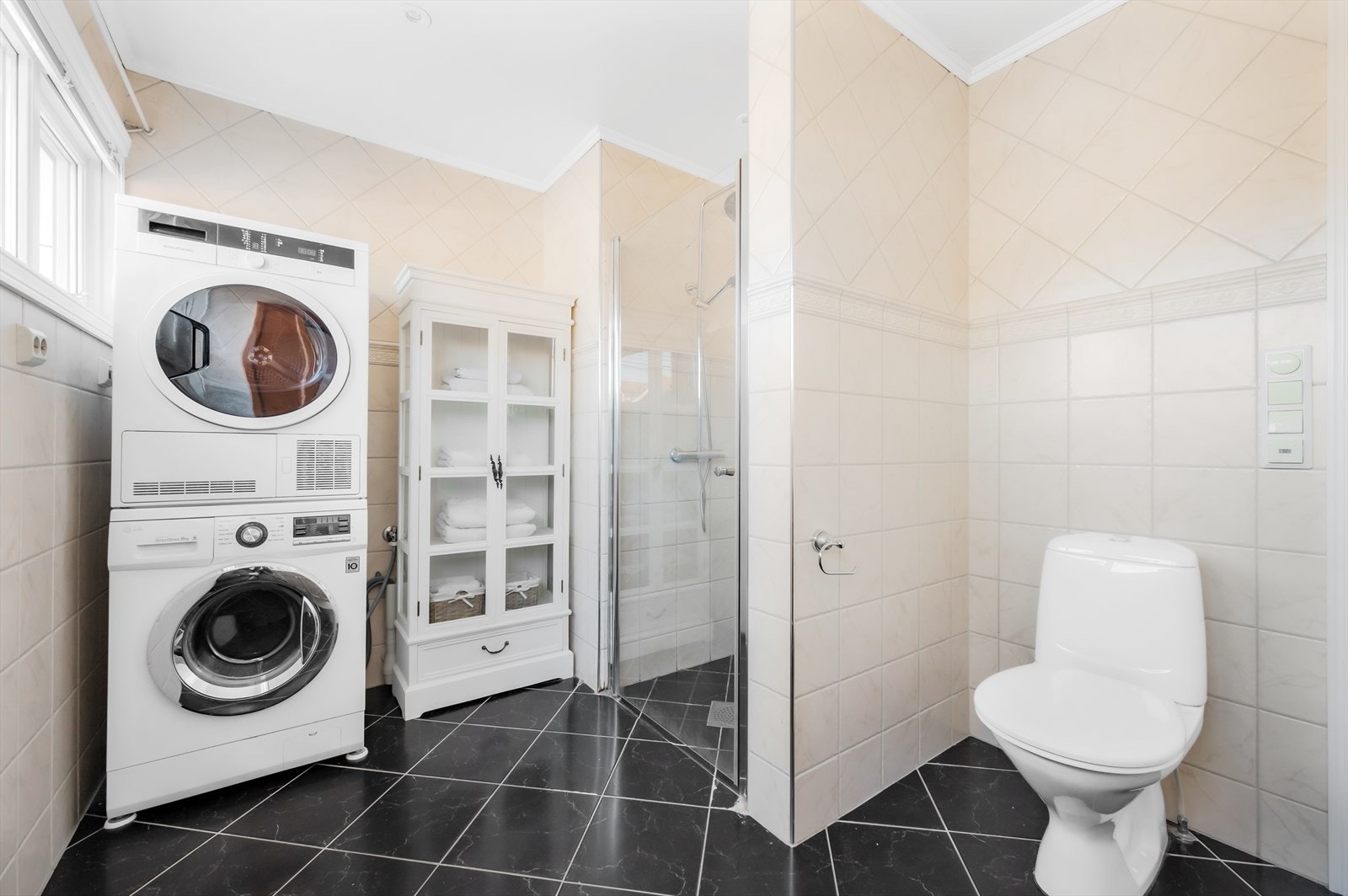 Opplegg for vaskemaskin på badet Galleribilde