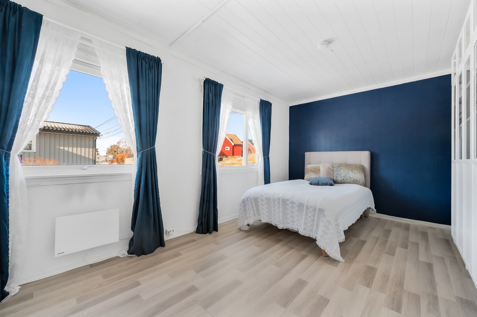 Soverom 2 har også god plass til dobbeltseng og garderobe Galleribilde