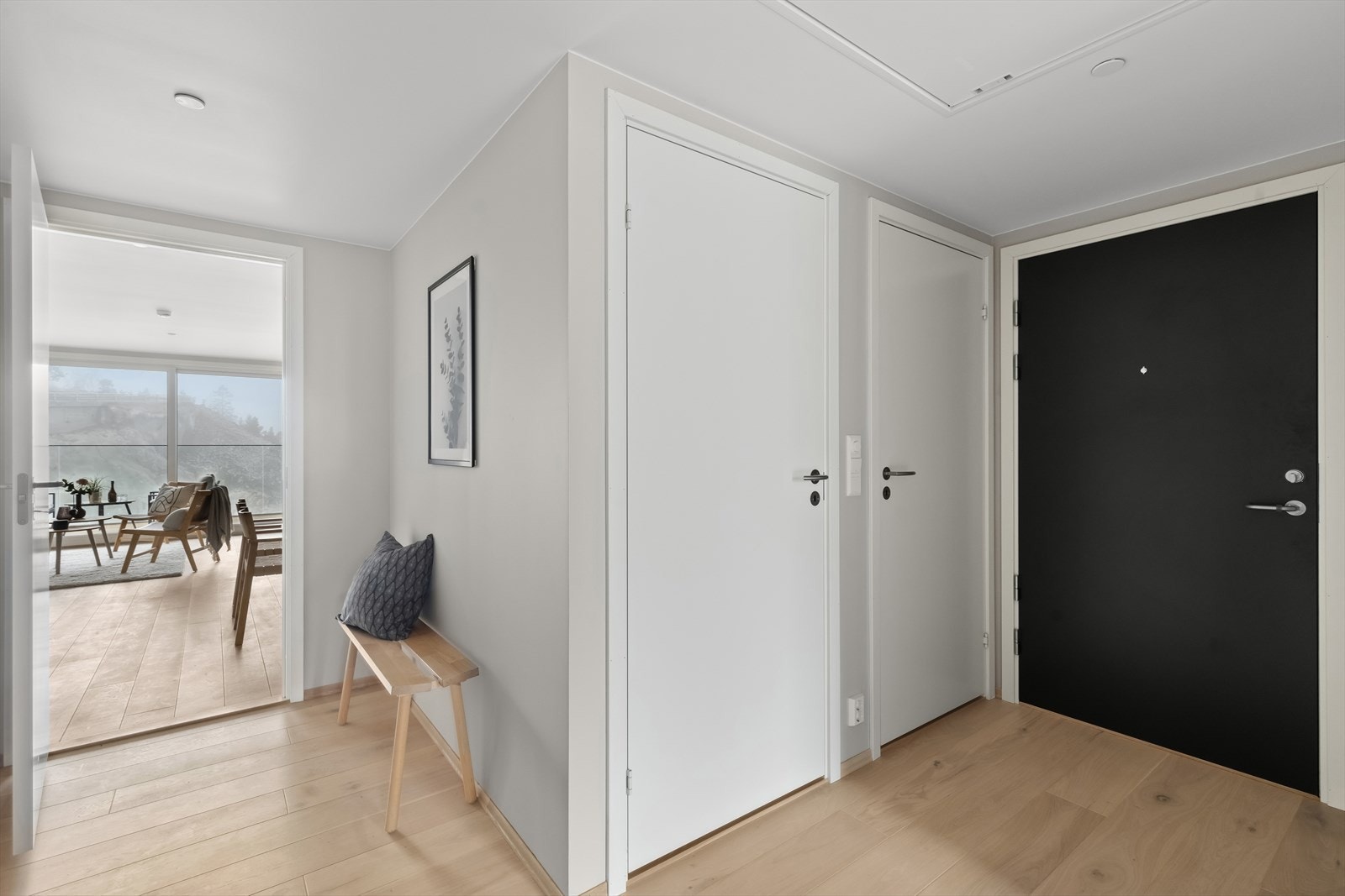 Her ønskes du velkommen inn i en entré med plass til å henge fra seg ytterklær. Galleribilde