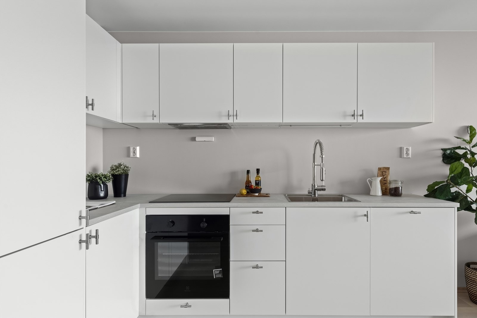 Kjøkkenet er innredet i en praktisk form og har godt med skap- og benkeplass. Galleribilde