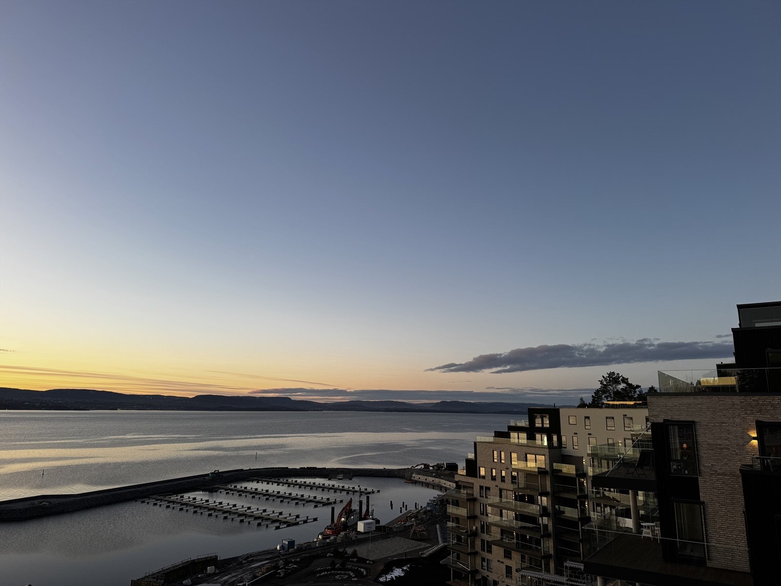 Sydvendt balkong hvor man kan nyte utsikten til Oslofjorden. Galleribilde